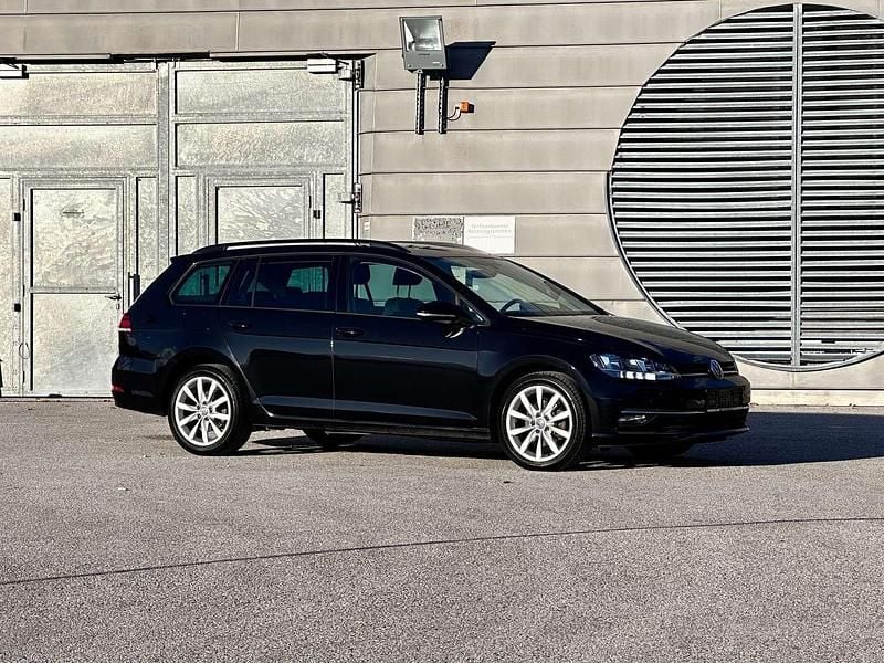 Schwarz Gebraucht 2018 VW Golf VII Comfortline Kombi | € 12.450 (Etwas zu teuer) - Bild 1/4