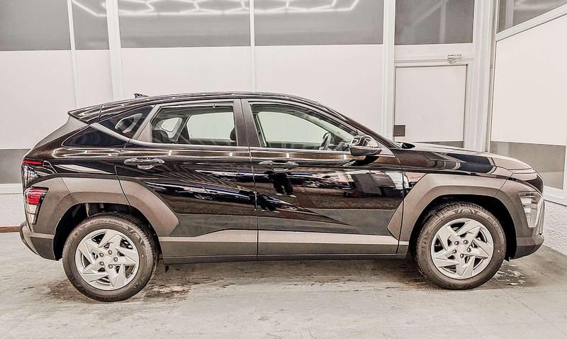 Neu Hyundai Kona Style 137 PS (100 kW) 2025 Schwarz SUV