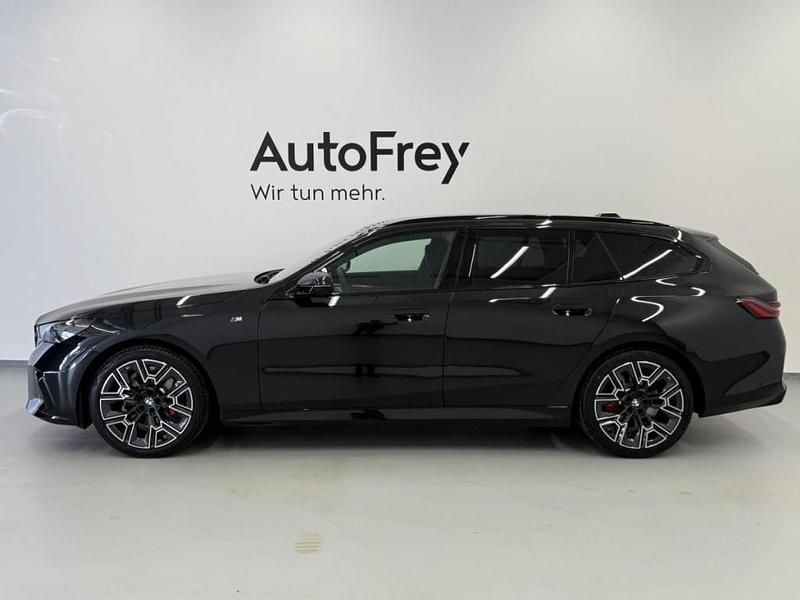 Gebraucht BMW 520 Shadowline 197 PS (144 kW) 2025 Saphirschwarz Kombi
