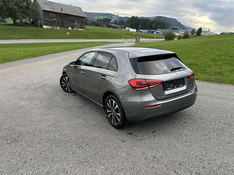 Gebraucht Mercedes A250 160 PS (117 kW) 2022 Silber Kleinwagen