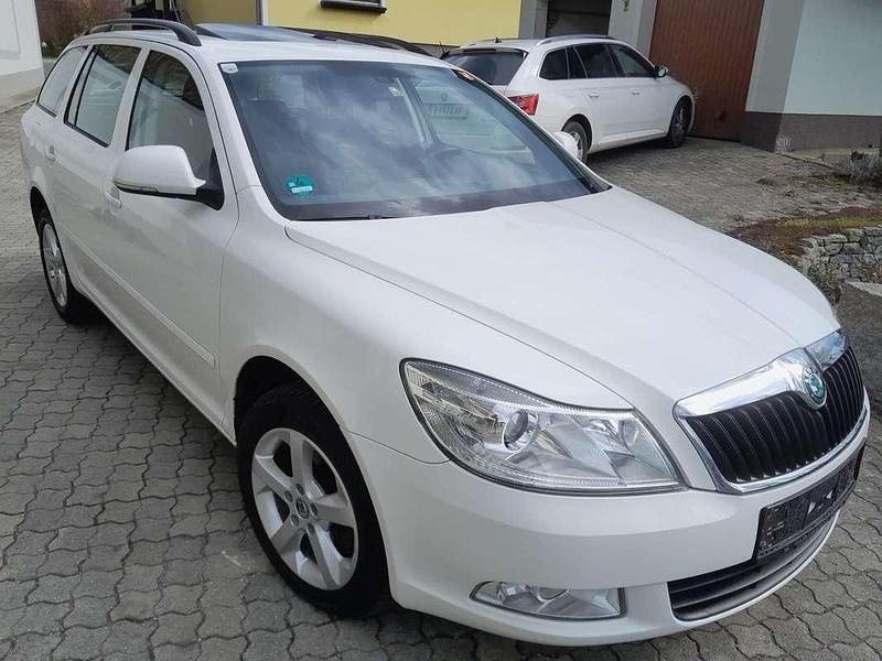 Weiß Gebraucht 2011 Skoda Octavia Elegance Kombi | € 8.500 (Guter Preis) - Bild 1/2