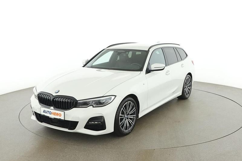 Weiß Gebraucht 2021 BMW 320e M Sport Kombi | € 33.790 (Guter Preis) - Bild 1/3
