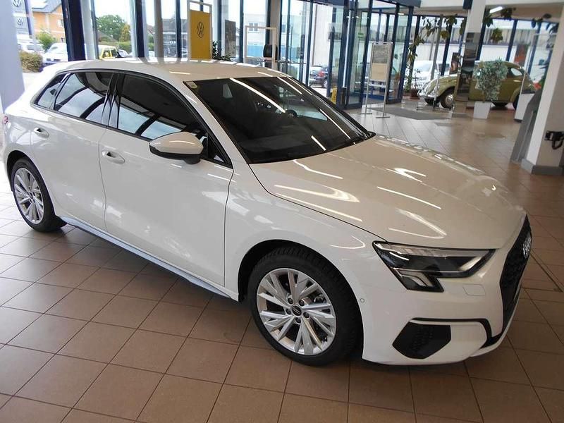 Weiß Gebraucht 2023 Audi A3 Sportback S-Line Kleinwagen | € 27.990 (Teuer) - Bild 1/4