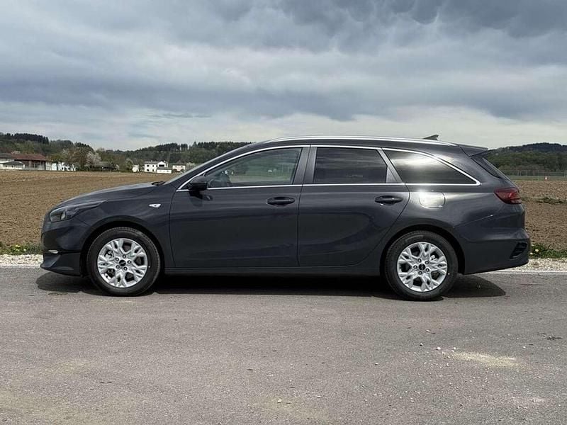 Neu Kia Ceed Sportswagon Silver 140 PS (102 kW) 2025 Grau Kombi