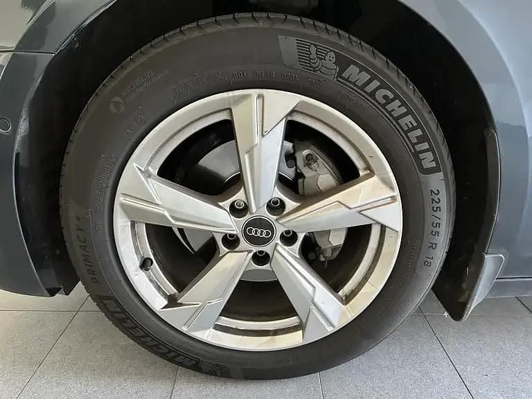 Gebraucht Audi A6 Sport 204 PS (150 kW) 2022 Dunkelgrau  metallic Kombi