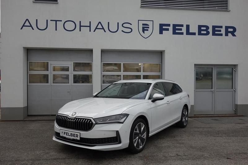 Weiss normal Gebraucht 2024 Skoda Superb Selection Kombi | € 37.450 (Teuer) - Bild 1/4