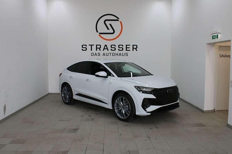 Weiss metallic Gebraucht 2024 Audi Q4 Sportback e-tron Ambiente SUV | € 52.990 - Bild 1/4