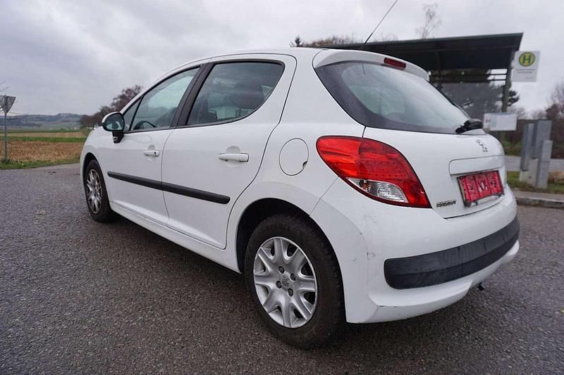 Gebraucht Peugeot 207 68 PS (50 kW) 2010 Weiß Limousine