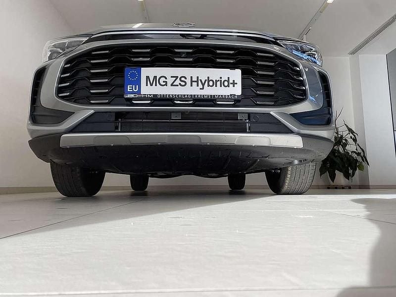 Neu MG ZS 102 PS (75 kW) 2025 Silber Limousine