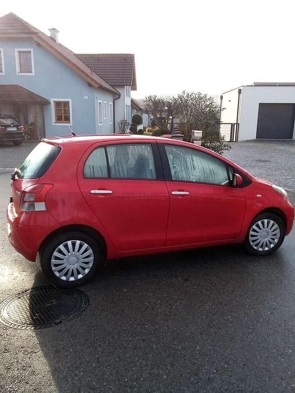 Gebraucht Toyota Yaris Plus 101 PS (74 kW) 2011 Rot Kleinwagen