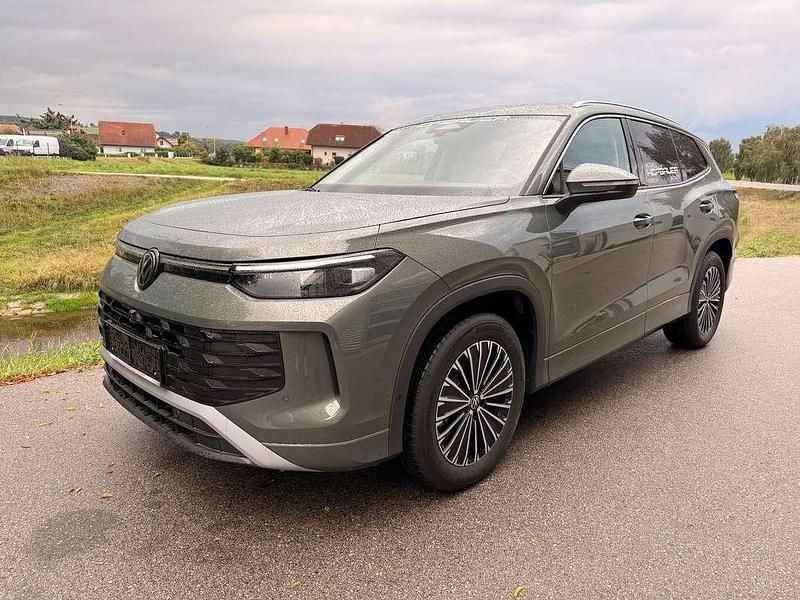 Mittelgrün metallic Neu 2025 VW Tayron Life SUV | € 55.900 (Superpreis) - Bild 1/4