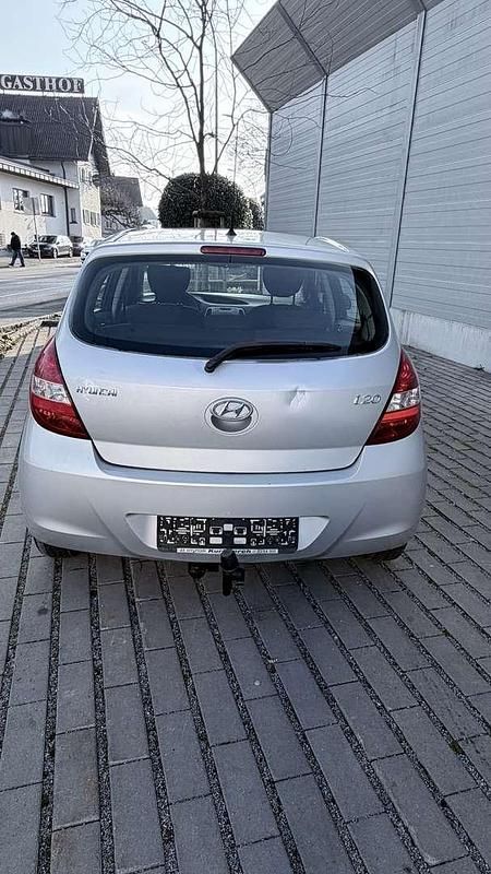 Gebraucht Hyundai i20 77 PS (56 kW) 2012 Silber Kleinwagen