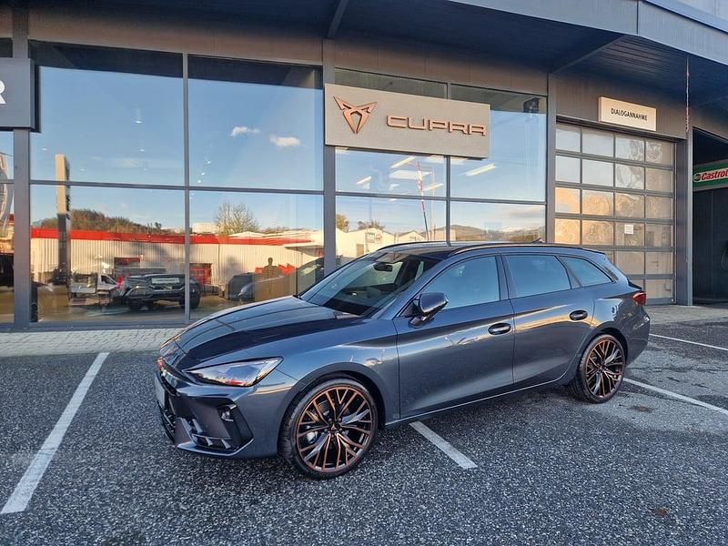 Dunkelgrau metallicperleffekt Gebraucht 2025 Cupra Leon Kombi | € 38.956 - Bild 1/4