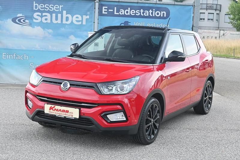 Hellrot normal Gebraucht 2017 Ssangyong (KGM) Tivoli SUV | € 12.433 - Bild 1/4