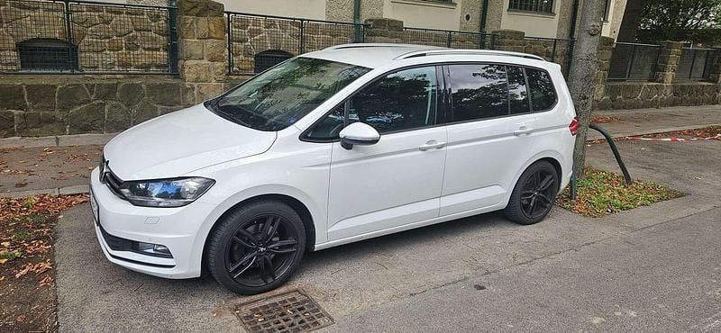 Weiß Gebraucht 2016 VW Touran Comfortline Van / Kleinbus | € 11.900 (Superpreis) - Bild 1/4
