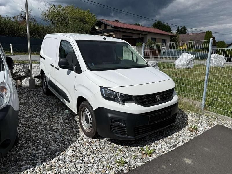 Gebraucht Peugeot Partner 102 PS (75 kW) 2019 Weiß Van / Kleinbus