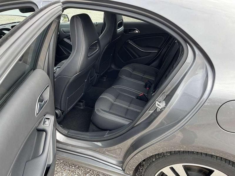 Grau Gebraucht 2017 Mercedes A200 Limousine | € 15.555 (Fairer Preis) - Bild 1/4