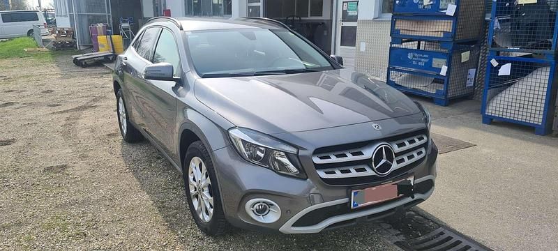 Grau Gebraucht 2018 Mercedes GLA200 SUV | € 21.550 (Fairer Preis) - Bild 1/4