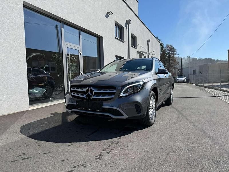 Grau Gebraucht 2017 Mercedes GLA200 SUV | € 15.880 (Superpreis) - Bild 1/4