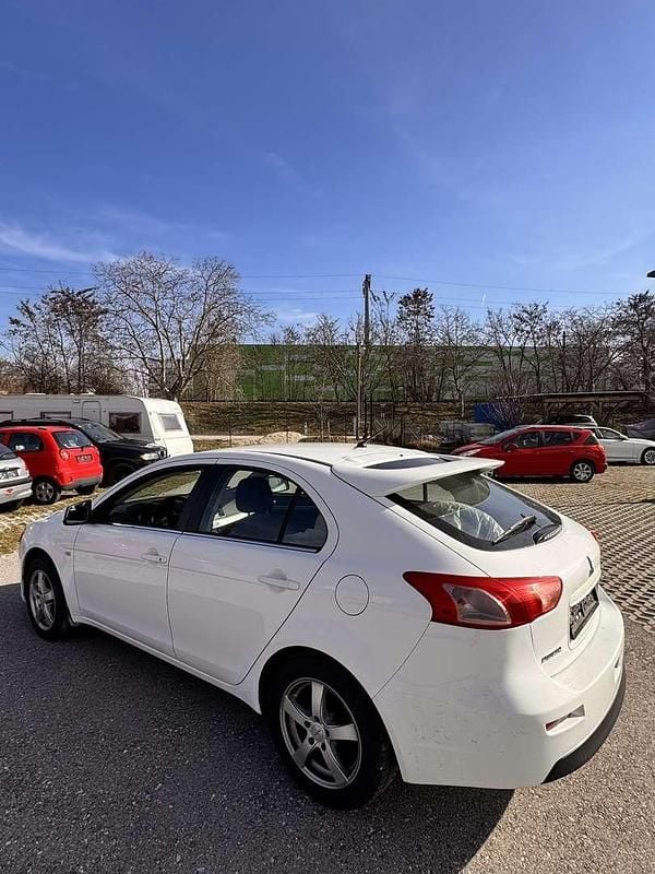 Gebraucht Mitsubishi Lancer Sportback Invite 109 PS (80 kW) 2010 Weiß Limousine