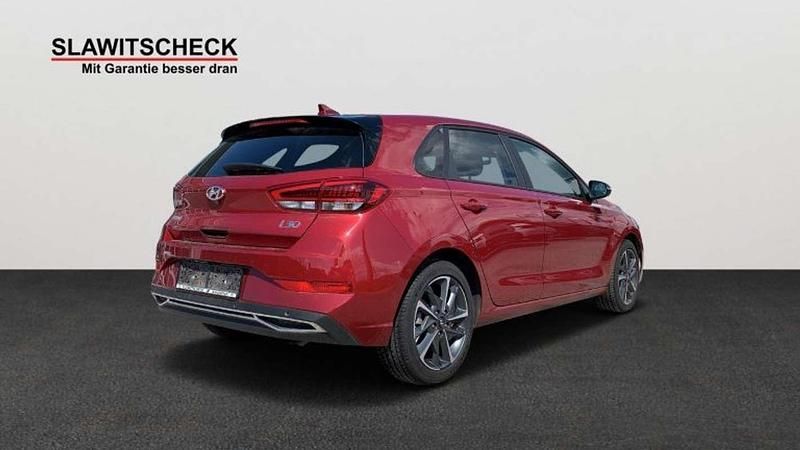 Gebraucht Hyundai i30 120 PS (88 kW) 2022 Rot Limousine