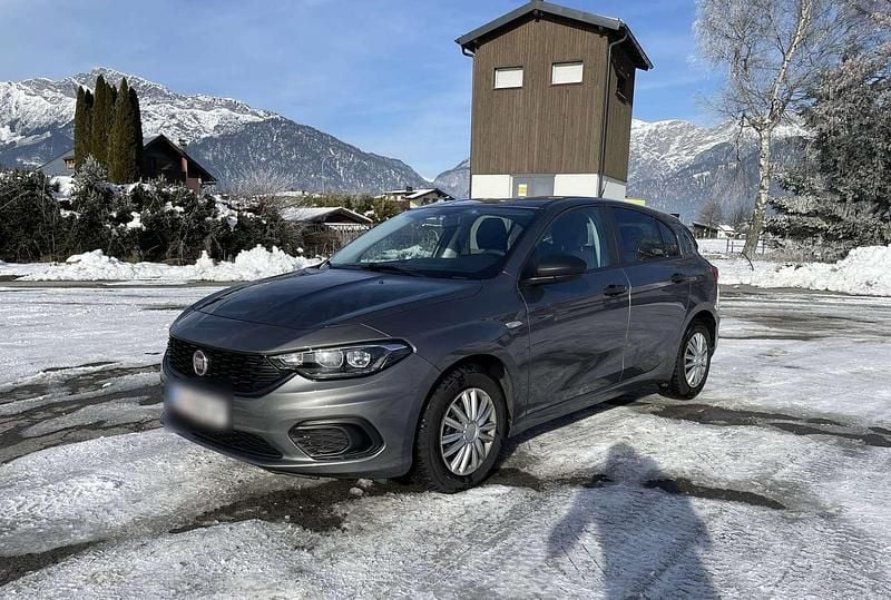 Grau Gebraucht 2019 Fiat Tipo Street Kombi | € 9.990 (Guter Preis) - Bild 1/4