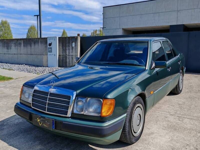 Grün Gebraucht 1989 Mercedes E200 Limousine | € 9.900 - Bild 1/4