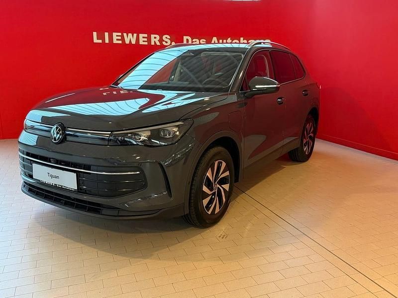 Mittelgrau metallic Neu 2025 VW Tiguan SUV | € 41.890 (Superpreis) - Bild 1/4