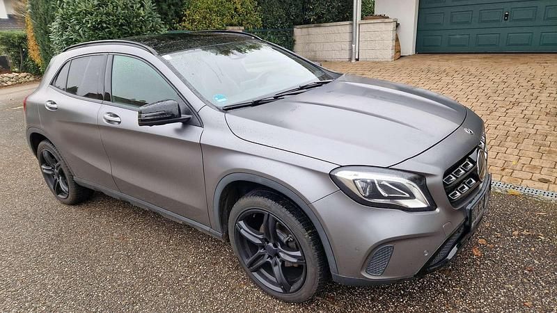 Grau Gebraucht 2018 Mercedes GLA200 SUV | € 17.500 (Fairer Preis) - Bild 1/4