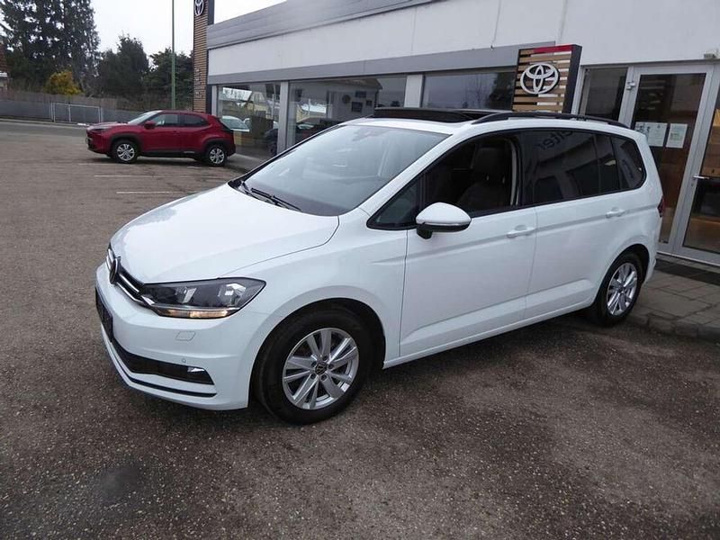 Gebraucht VW Touran 122 PS (89 kW) 2022 Weiß Van / Kleinbus