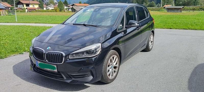 Schwarz Gebraucht 2021 BMW 225 Kombi | € 25.900 - Bild 1/3