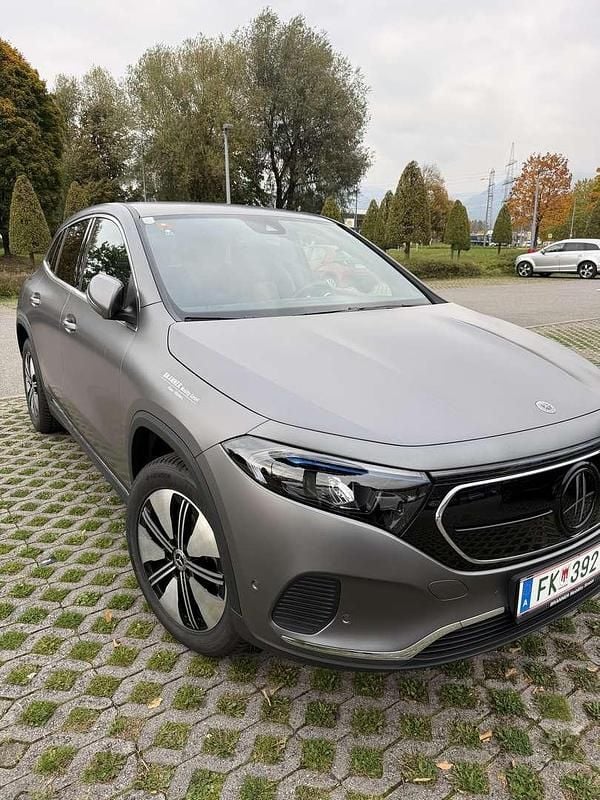 Grau Gebraucht 2022 Mercedes EQA250+ AMG line SUV | € 32.000 - Bild 1/4