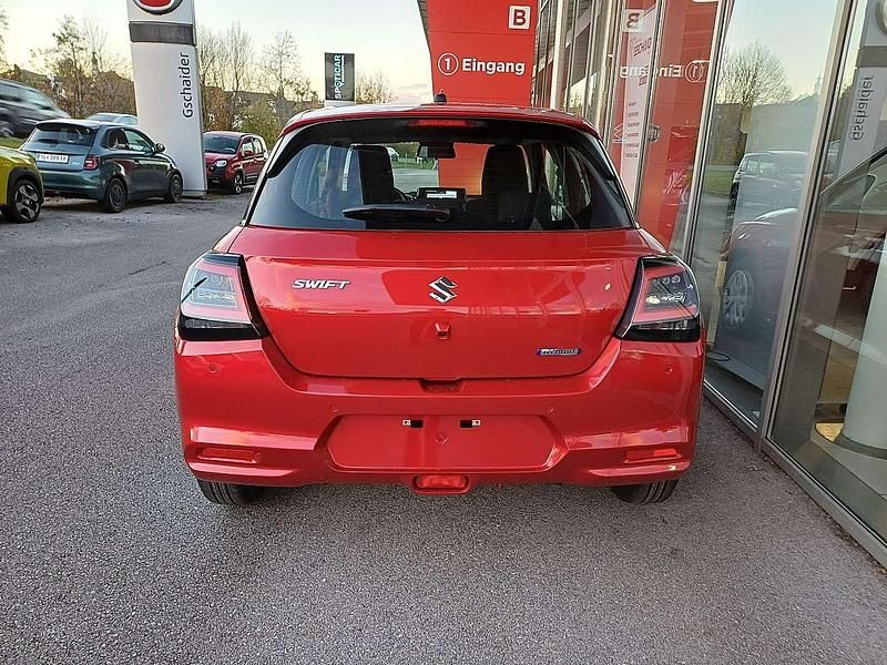 Neu Suzuki Swift 83 PS (61 kW) 2025 Rot Limousine
