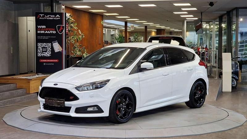 Gebraucht Ford Focus ST 185 PS (136 kW) 2017 Weiß Limousine