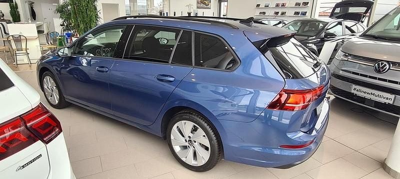 Gebraucht VW Golf VIII Life 115 PS (84 kW) 2024 Dunkelblau  metallic Kombi