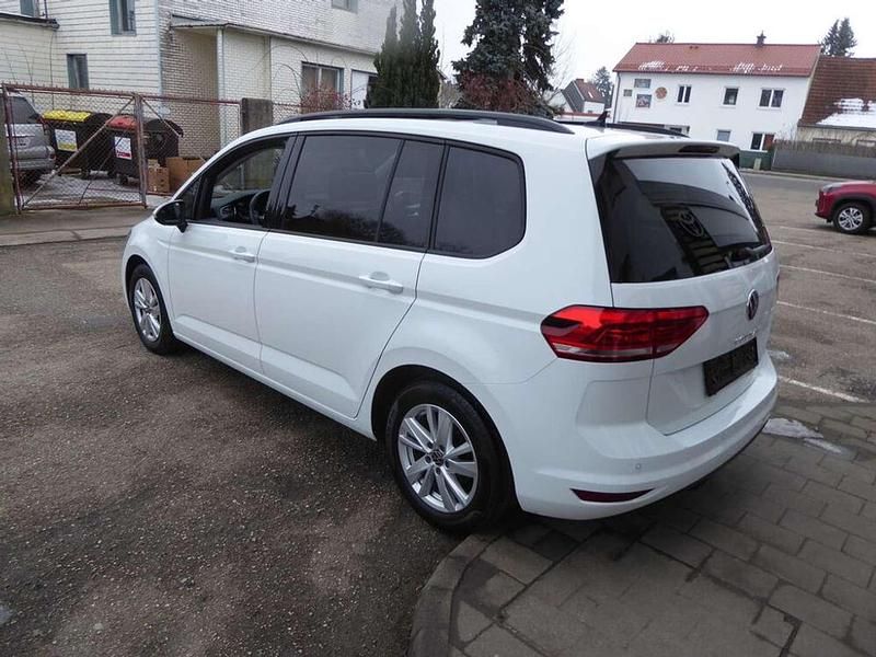 Gebraucht VW Touran 122 PS (89 kW) 2022 Weiß Van / Kleinbus