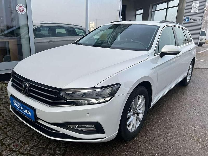 Weiss metallicperleffekt Gebraucht 2022 VW Passat Business Kombi | € 21.990 (Fairer Preis) - Bild 1/4
