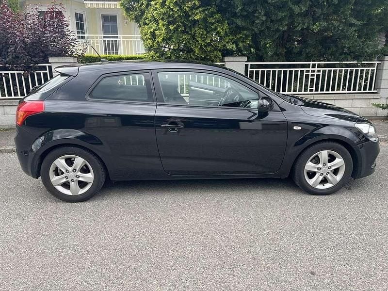 Gebraucht Kia ProCeed 90 PS (66 kW) 2012 Schwarz Kleinwagen