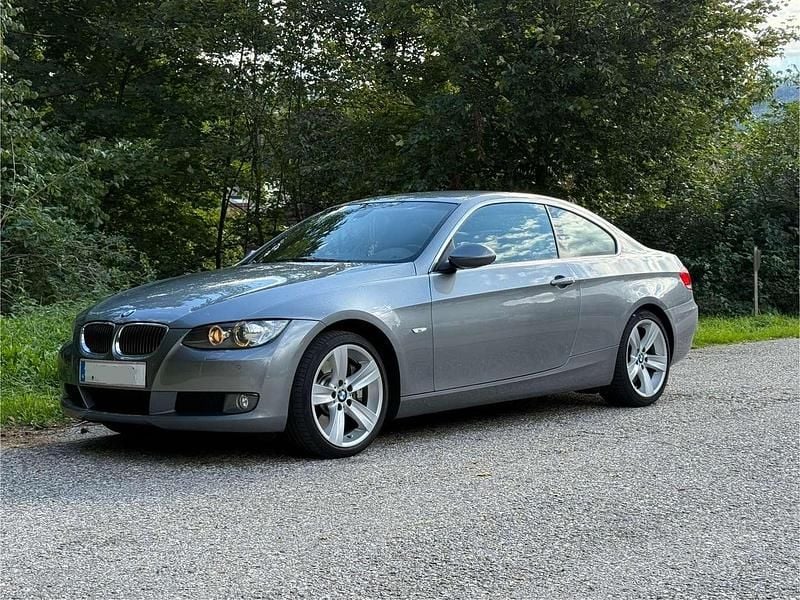 Grau Gebraucht 2009 BMW 330 Coupé | € 17.450 (Fairer Preis) - Bild 1/4