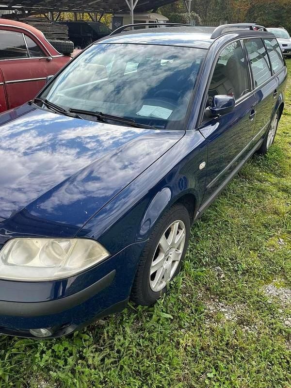 Blau Gebraucht 2002 VW Passat Trendline Kombi | € 2.000 (Superpreis) - Bild 1/4