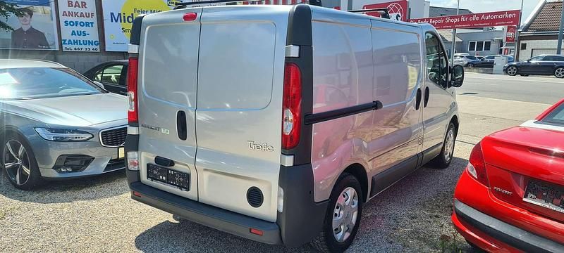 Gebraucht Renault Trafic 90 PS (66 kW) 2013 Silber Van / Kleinbus