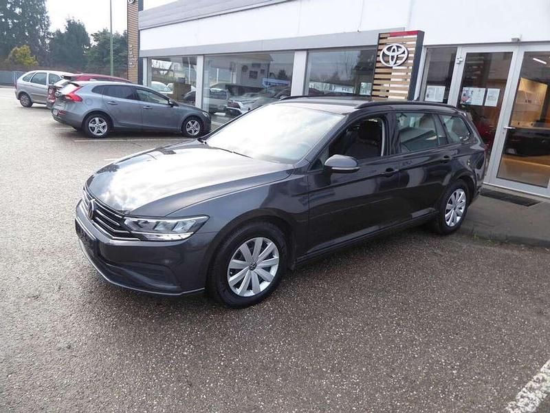 Gebraucht VW Passat 122 PS (89 kW) 2023 Grau Kombi