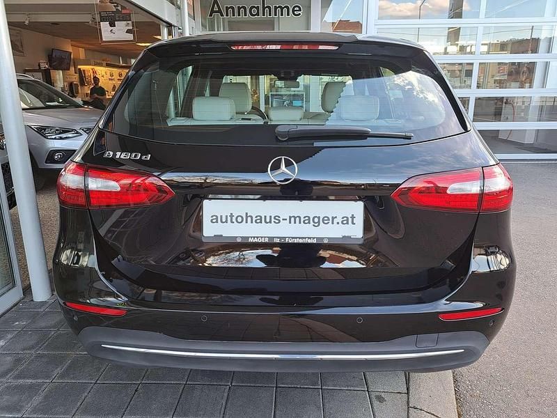 Gebraucht Mercedes B180 116 PS (85 kW) 2019 Schwarz  metallic Van / Kleinbus