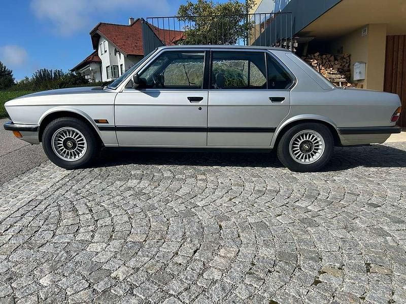 Gebraucht BMW 520 125 PS (91 kW) 1982 Silber Limousine