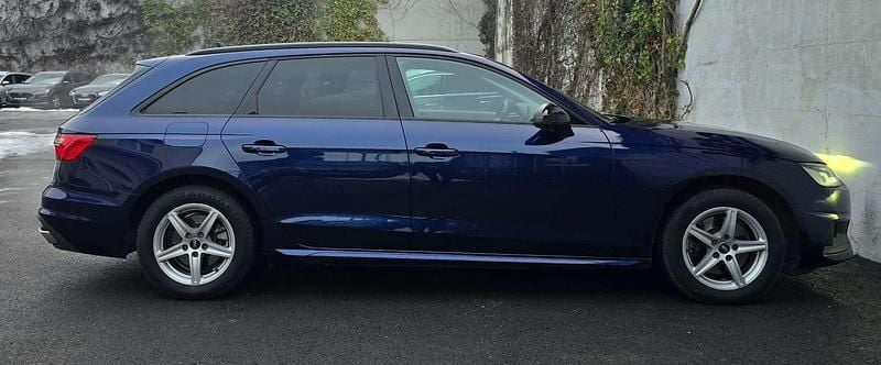 Gebraucht Audi A4 Basis 163 PS (119 kW) 2022 Blau Kombi
