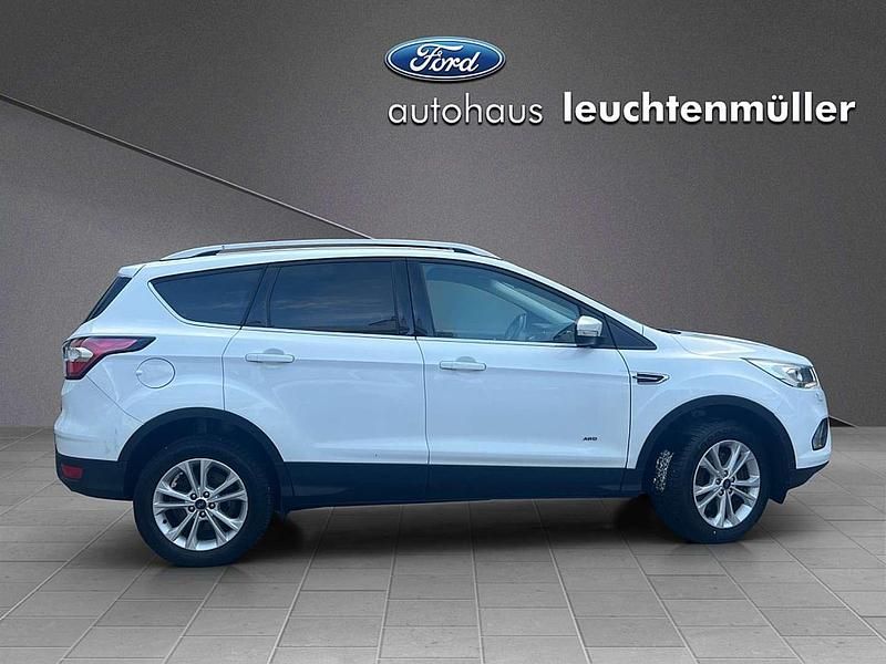 Gebraucht Ford Kuga Titanium 150 PS (110 kW) 2017 Weiß SUV