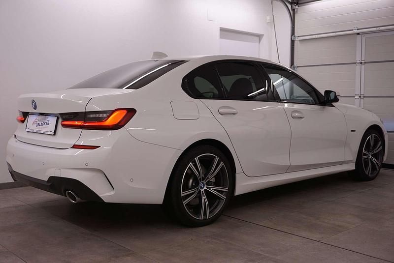 Gebraucht BMW 320e M Sport 163 PS (119 kW) 2022 Weiß Limousine