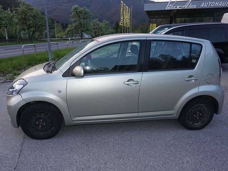 Gebraucht Daihatsu Sirion 91 PS (66 kW) 2010 Silber Kleinwagen