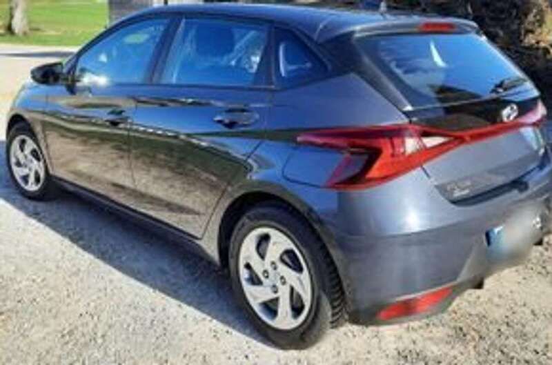 Grau Gebraucht 2022 Hyundai i20 Limousine | € 14.900 (Guter Preis) - Bild 1/4