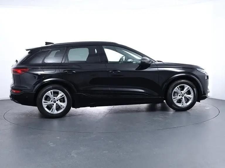 Neu Audi Q6 e-tron Performance 225 kW (306 PS) 2025 Schwarz  metallicperleffektno SUV